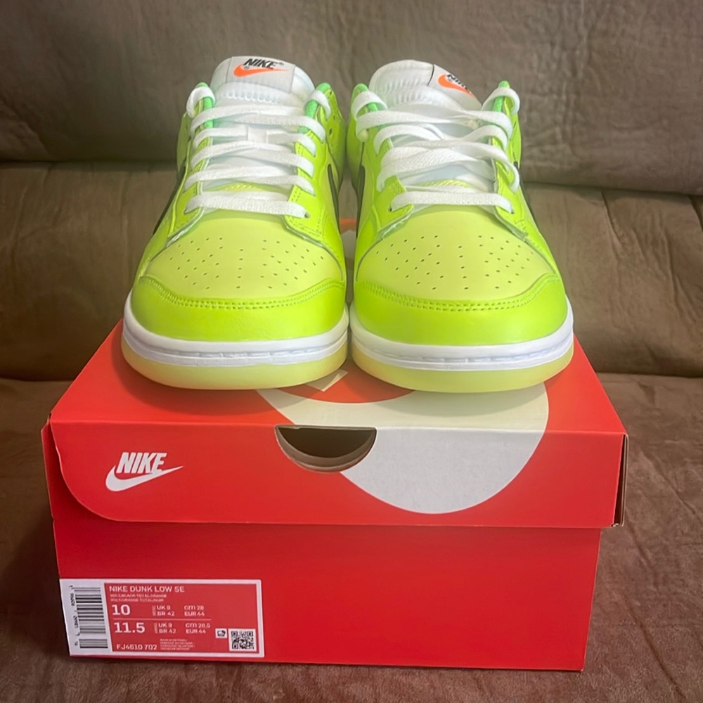 SOLD!!!!NIKE DUNK LOW SE SPLASH VOLT